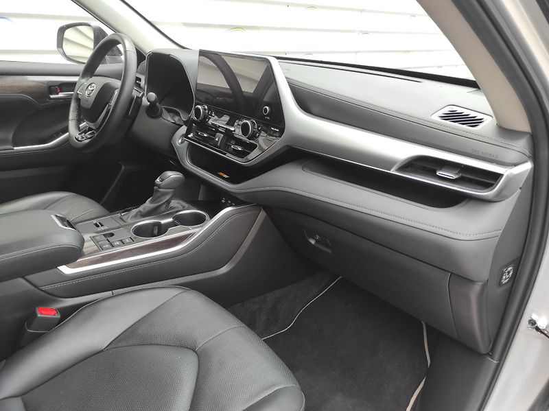 Toyota Highlander 2.5e-CVT HEV 7míst, AWD - fotka 17 z 59