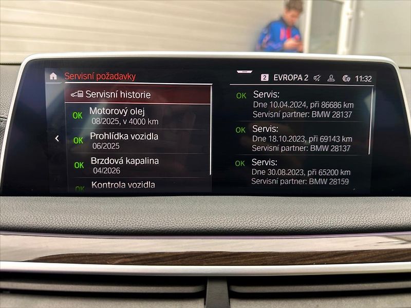 BMW Řada 7 4,4 750i xDrive 390 kW DPH - fotka 33 z 40