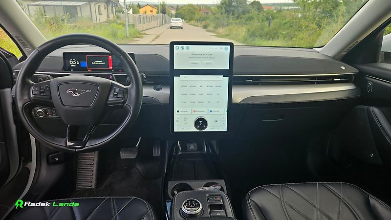 Ford Mustang Mach-E (2021) xtended Range 99 kWh - fotka 9 z 11
