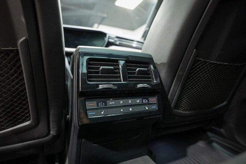 Volkswagen Touareg R-Line 3.0 TDI 210 kW - fotka 35 z 50
