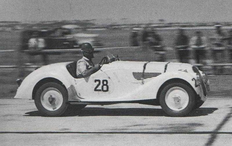 Vůz BMW 328 byl už od začátku navržený jako soutěžní model, který má dát bavorské značce sportovní image. Na snímku je BMW 328 z roku 1938 v Louwman Muzeu.