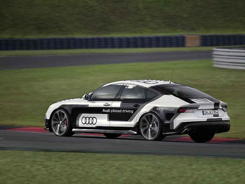 Audi pustilo na závodní okruh model RS 7 bez řidiče.