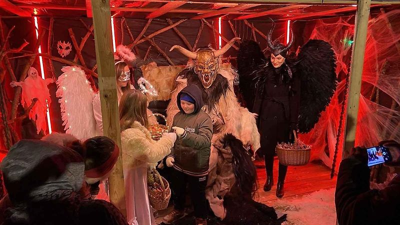 Čertovský průvod Krahulčím ve sněhu. Pekelníci měli sraz na velkém parkovišti u masny.
