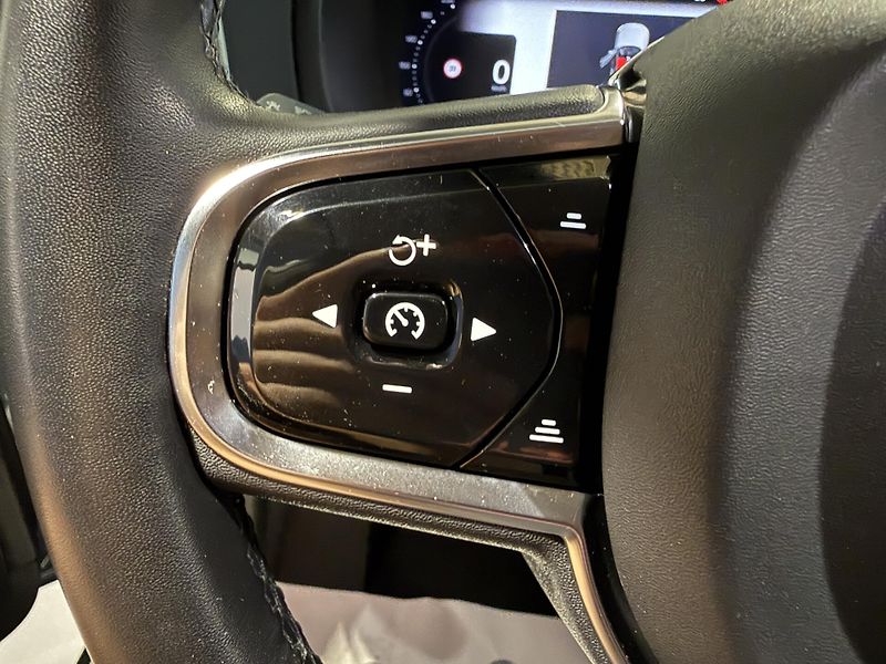 Volvo XC90 B5 AWD diesel Plus Dark Auto - fotka 9 z 17