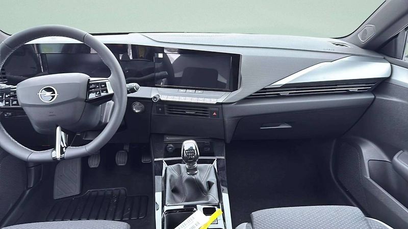 Opel Astra Edition HB 1.2 TURBO (96kW/130 - fotka 19 z 23