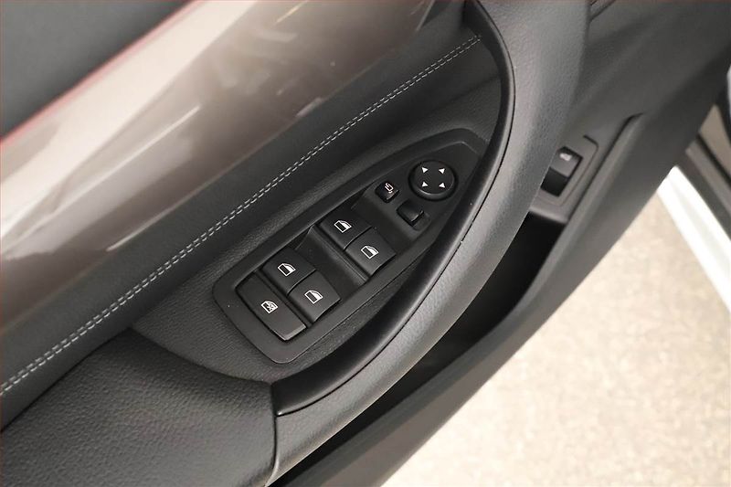 BMW X1 (2019) xDrive18d, ALU, KLIMA, ČR, 4X4 - fotka 17 z 18