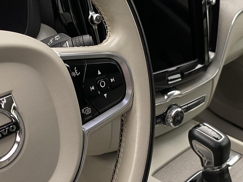 Volvo XC60 D4 AWD INSCRIPTION REZERVACE - fotka 20 z 45