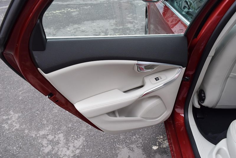 Volvo V40 (2016) 2.0i T2 90kw INSCRIPTION MANUÁ - fotka 13 z 48