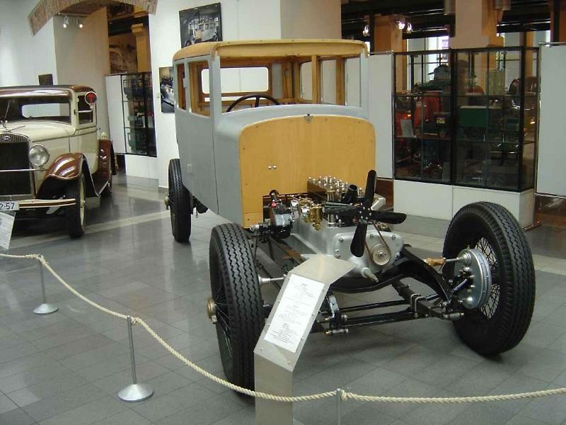 Vůz Škoda 6R se vyráběl v letech 1929 až 1930. Na snímku je limuzína v časopisu Český svět. Obrázek byl zveřejněn v roce 1928.