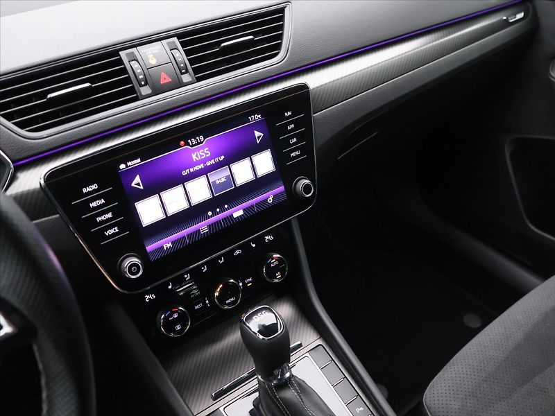 Škoda Superb 2,0 TDI 140kW DSG Sportline - fotka 25 z 36