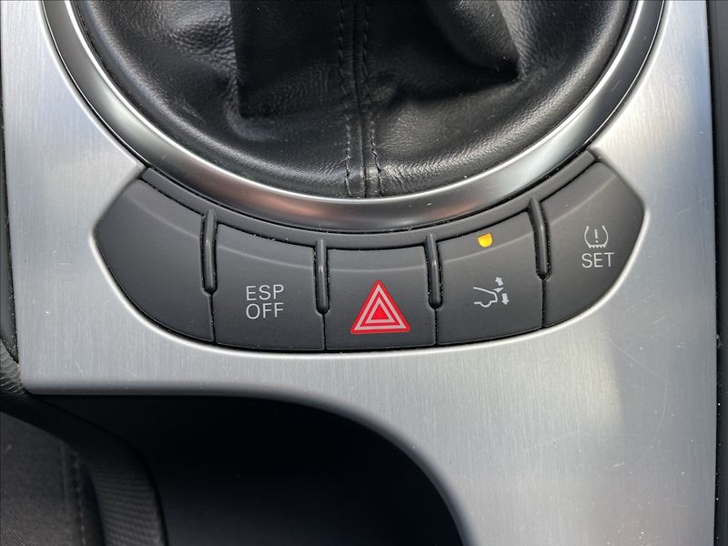 Audi TT 2,0 TFSi,147kW,S-line,serv.kn. - fotka 16 z 25