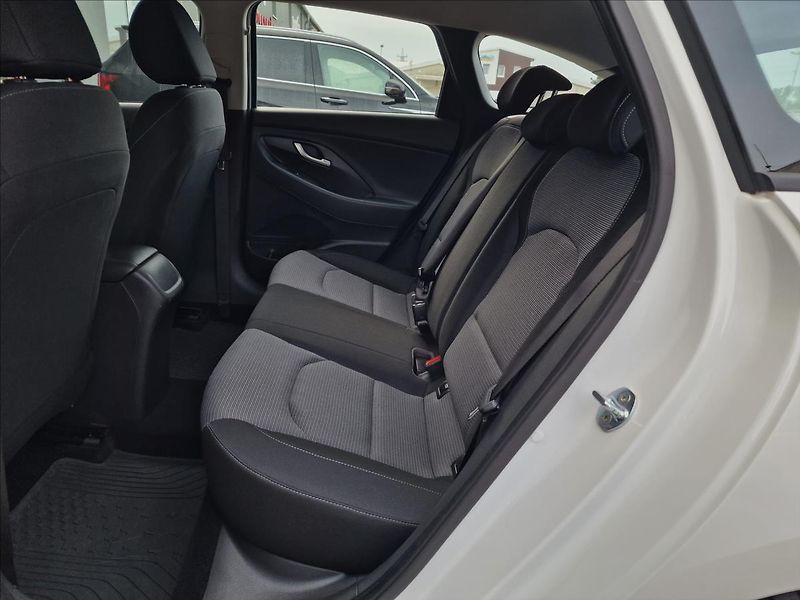 Hyundai i30 1.6 CRDi Comfort,ČR,1.Majitel - fotka 17 z 49