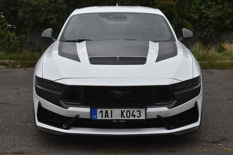 Tento Ford Mustang byl ve výkonnější verzi Dark Horse.