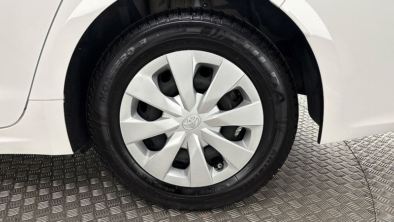 Toyota Corolla 1.8 Hybrid AUT Active Sedan - fotka 19 z 24