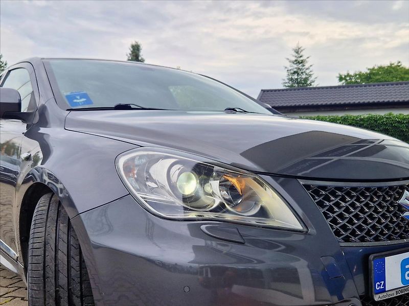 Suzuki Kizashi 2,4 i 4x4 XENON AC ŠÍBR VÝHŘEV - fotka 8 z 37