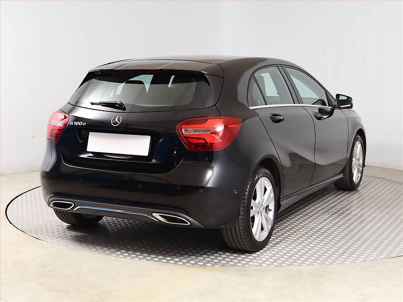 Mercedes-Benz Třídy A (2016) A 180 d, Automat, Kůže - fotka 5 z 16