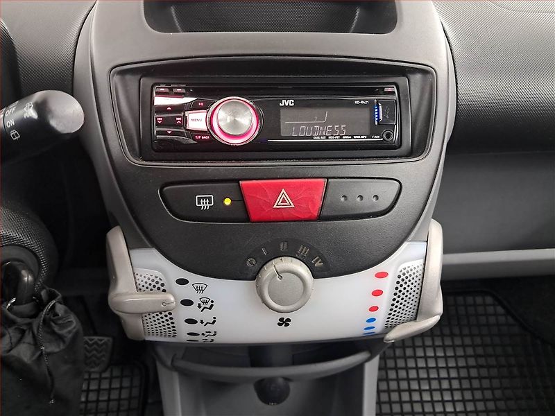 Citroën C1 (2011) 1.0, nová STK, jezdí výborně - fotka 12 z 14