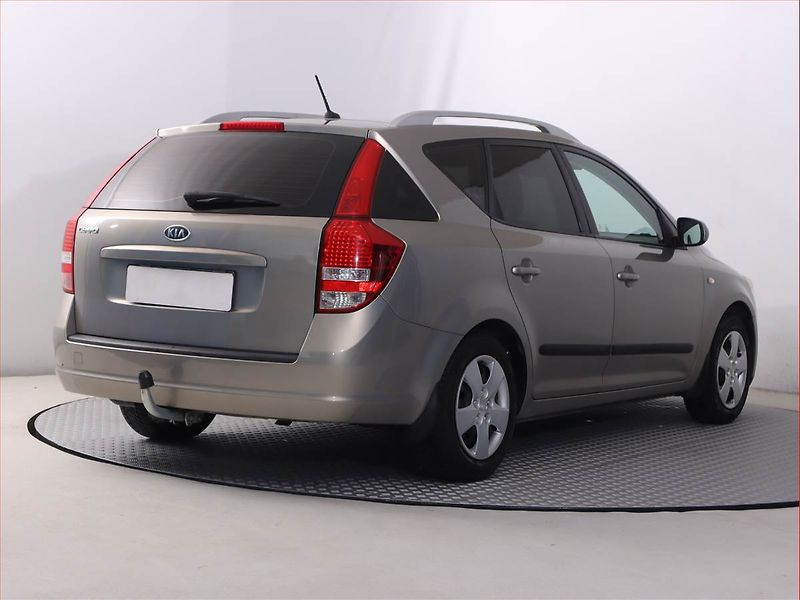 Kia Ceed (2011) 1.4 CVVT, Serv.kniha - fotka 5 z 14