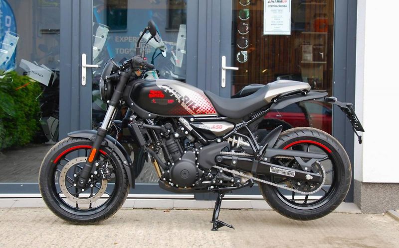 Royal Enfield (2026) Guerrilla 450 Apex Black - fotka 5 z 25