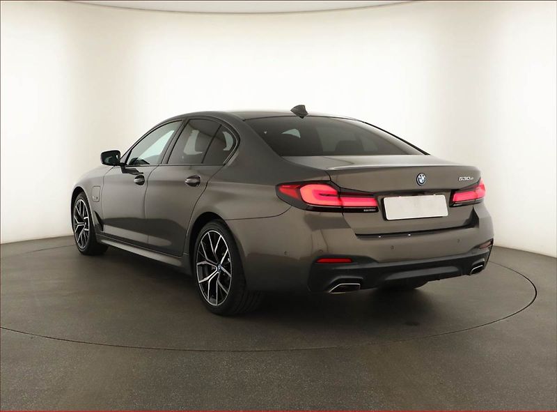 BMW Řada 5 (2023) M Sport 530e - fotka 4 z 25