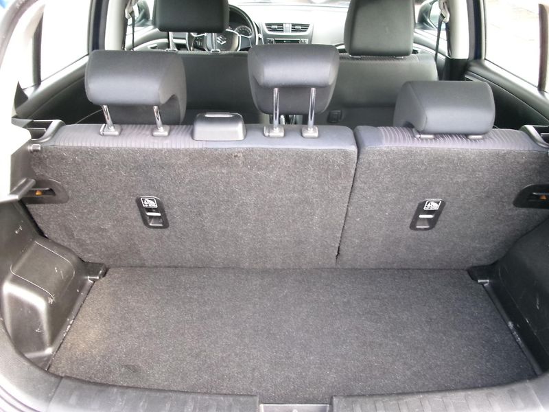 Suzuki Swift (2011) 1,3i KLIMA 4x4 VÝHŘEV USB - fotka 14 z 25
