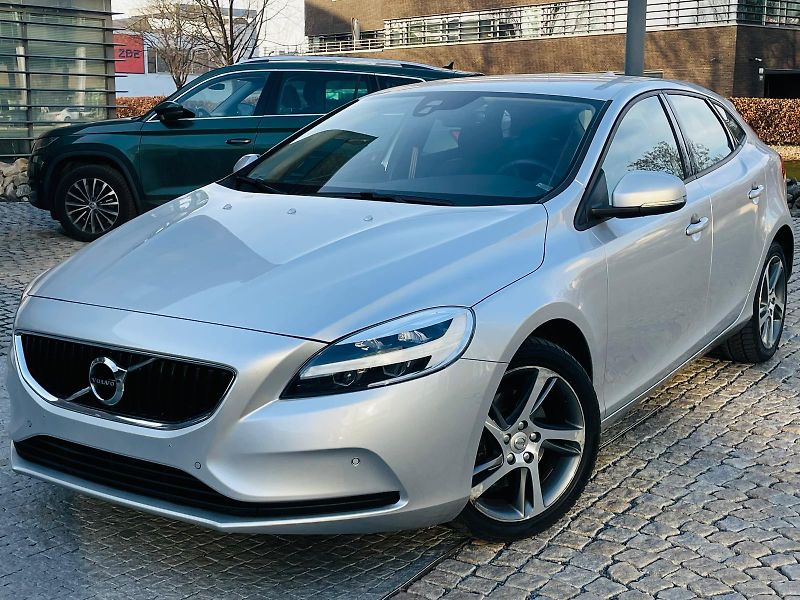 Volvo V40 2.0i MANUÁL KAMERA SERVISKA - fotka 3 z 45