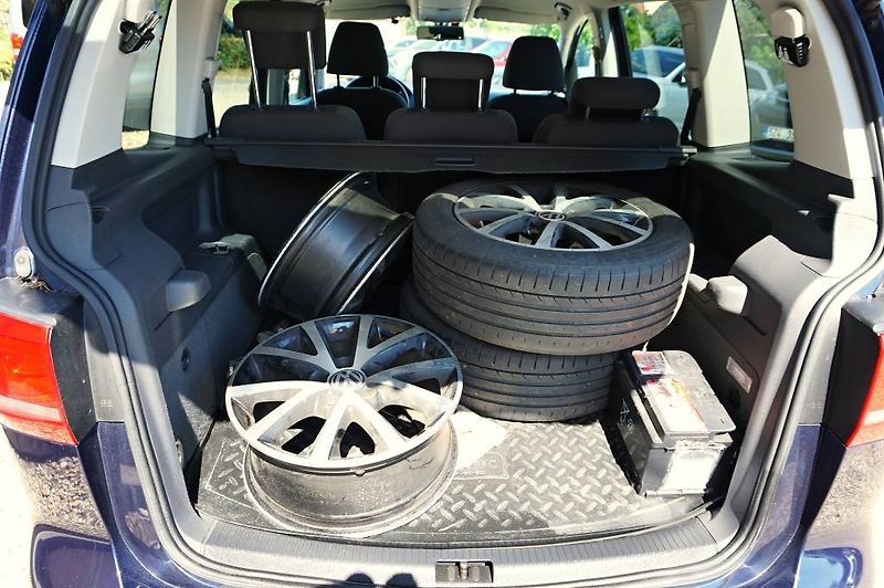Volkswagen Touran (2011) 2,0 TDI 103 kW - fotka 12 z 48