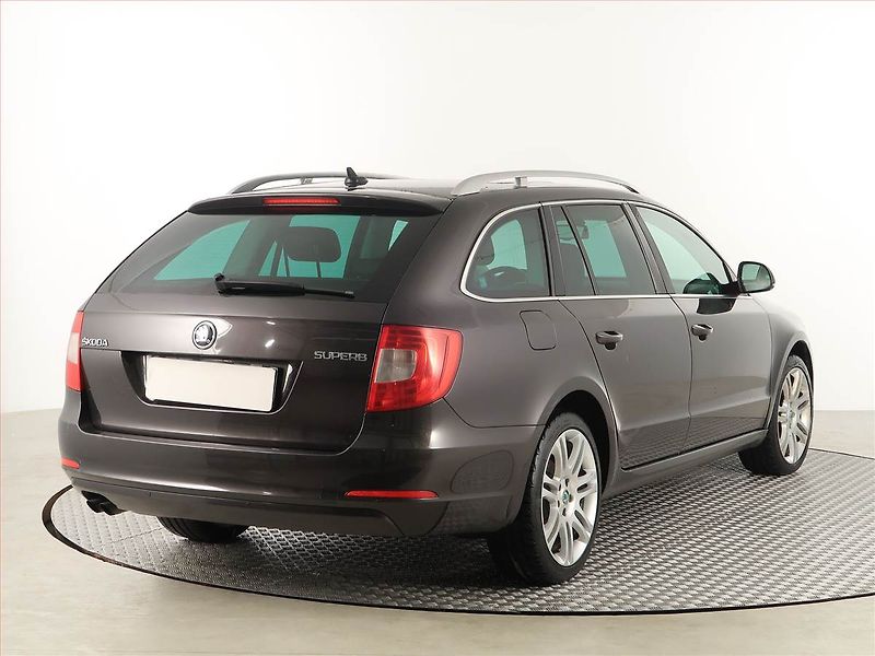 Škoda Superb (2011) Elegance 1.6 TDI, Navi - fotka 5 z 17