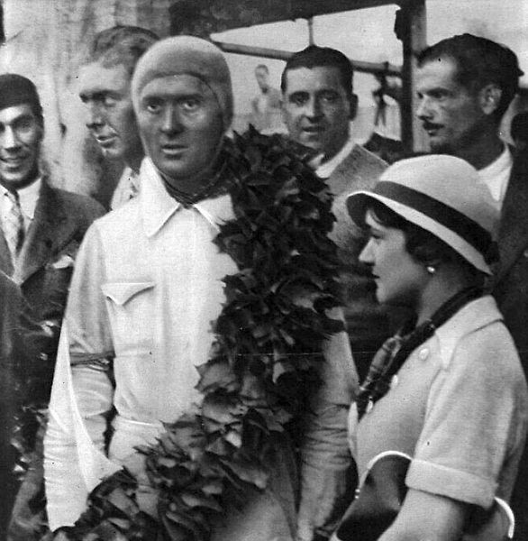 Louis Chiron jako vítěz Velké ceny Francie 1934. Od narození legendárního závodníka, který se stal velice populárním i v Československu, letos uplynulo 125 let.
