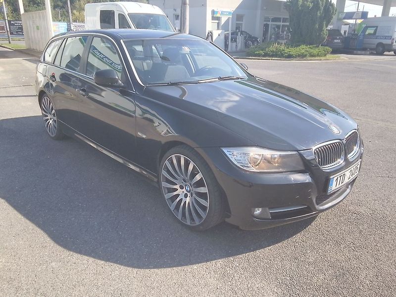 BMW Řada 3 2.0 318d Touring - fotka 1 z 15