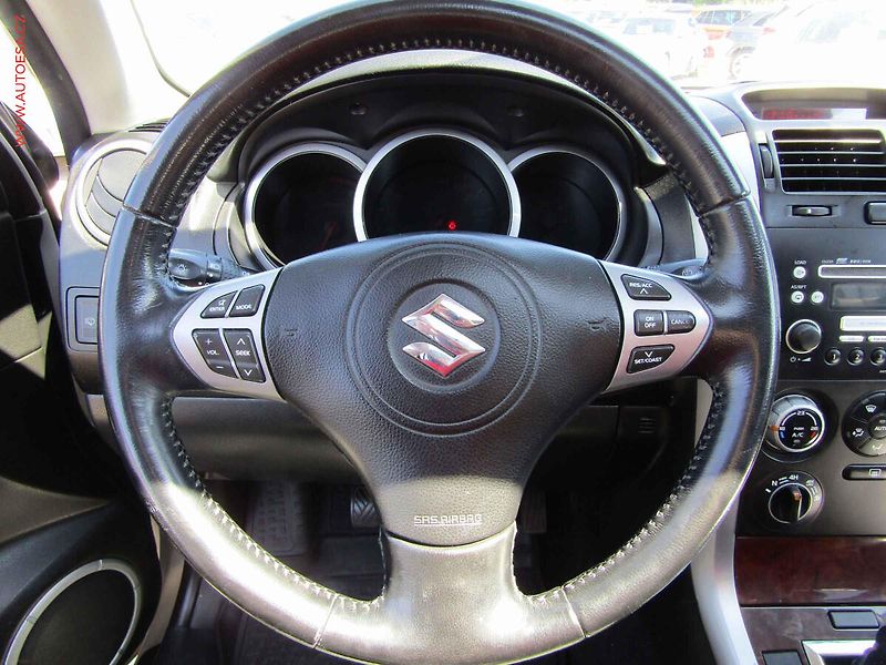Suzuki Grand Vitara (2007) 2.0i 4x4, AC, TZ, kůže - fotka 11 z 21