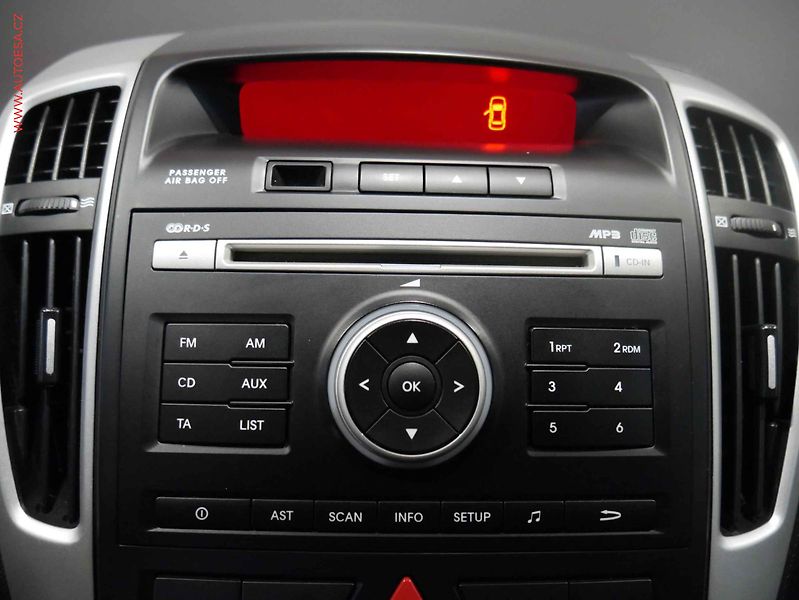 Kia Ceed (2012) 1.6i, ČR, AC - fotka 14 z 16