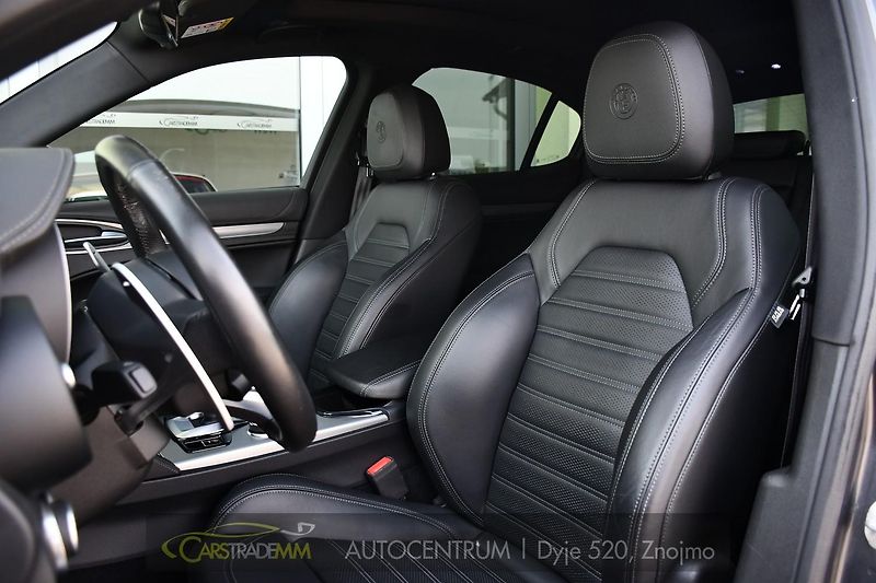 Alfa Romeo Stelvio 2.2D VELOCE Q4 H&K PANOR TAŽNÉ - fotka 11 z 53