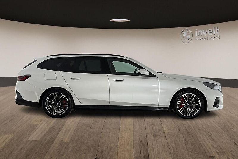 BMW Řada 5 540d xDrive Touring - fotka 2 z 25