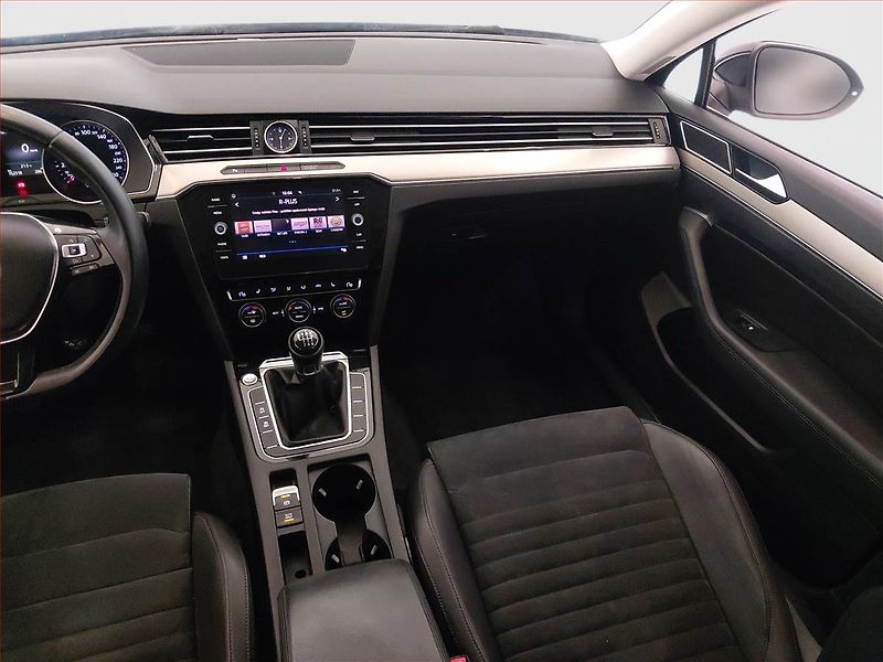 Volkswagen Passat (2017) Highline 2.0 TDI, Kůže, Navi - fotka 8 z 17
