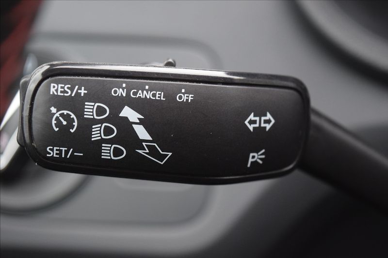 Seat Ibiza 1,2 i 66KW FR-LINE NÍZKÉ KM - fotka 24 z 39