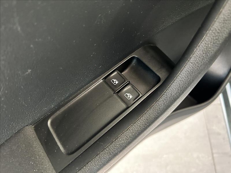 Škoda Fabia 1,0   TSI 70kW,SERVISKA,PŮVOD - fotka 8 z 23