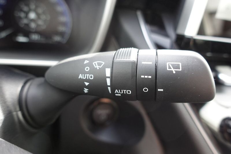 Toyota Corolla Cross 1,8 HEV Comfort Business - fotka 28 z 33