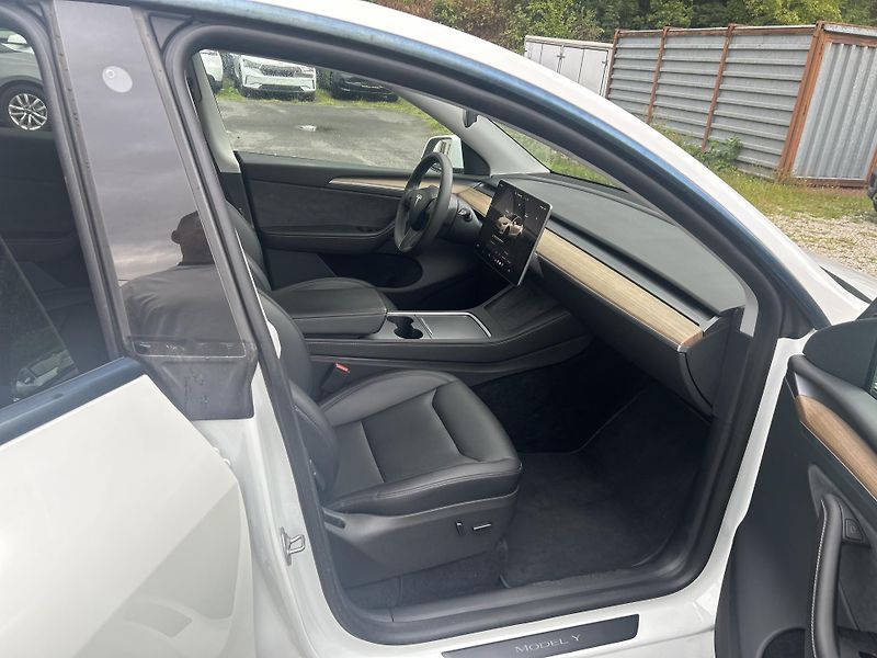 Tesla Model Y ZAMLUVENO !  TZ 94% - fotka 3 z 5