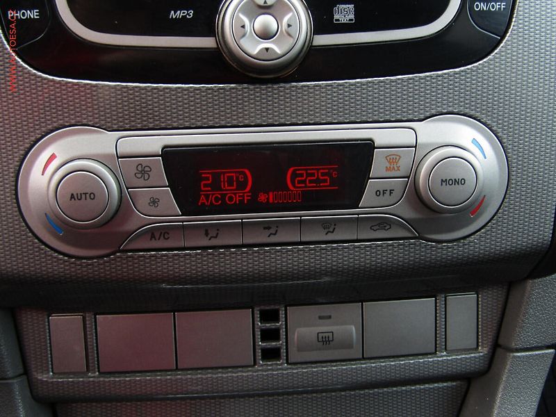 Ford Focus (2009) 1.6 TDCi, Klima - fotka 14 z 16