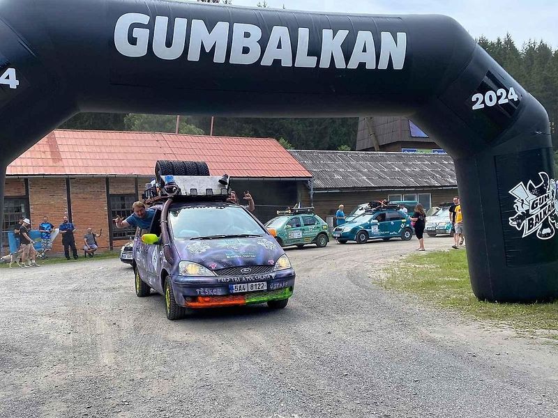 Klatovská posádka, která byla součástí Fobia Teamu, se na Gumbalkan vypravila ve složení Martin Sekyra, Kristýna Peklová, Michal Vaněk a Jiří Parvonič, a to ve starém Fordu Galaxy. Cestou zažili mnohá dobrodružství.