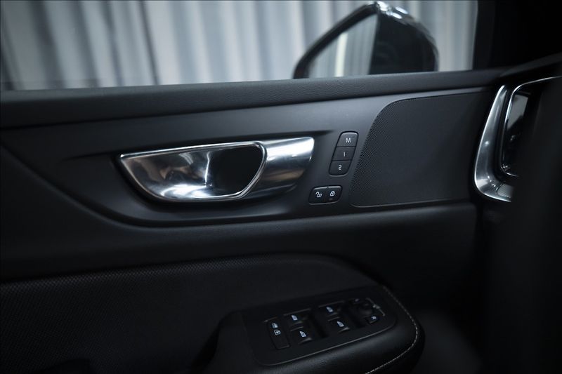 Volvo V60 2,0 D4 R-DESIGN NAVI KAMERA ČR - fotka 31 z 40