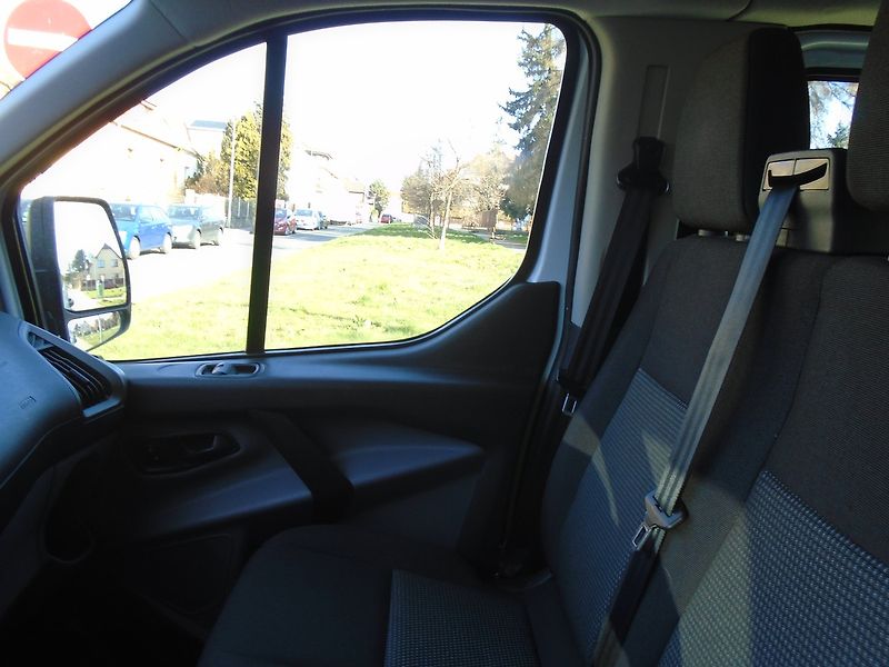 Ford Transit Custom (2015) 2.2 TDCi 9 míst BUS - fotka 20 z 23