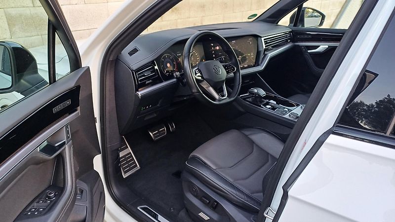 Volkswagen Touareg R-LINE 210kW-WEBASTO-HUD-TZ- - fotka 8 z 50