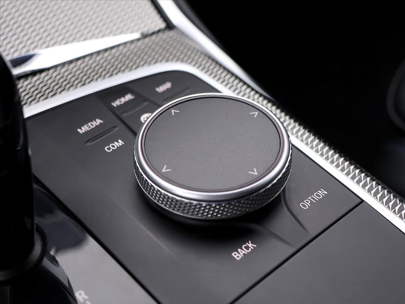 BMW Řada 3 2,0 320d 140kW xDrive M Paket - fotka 30 z 38