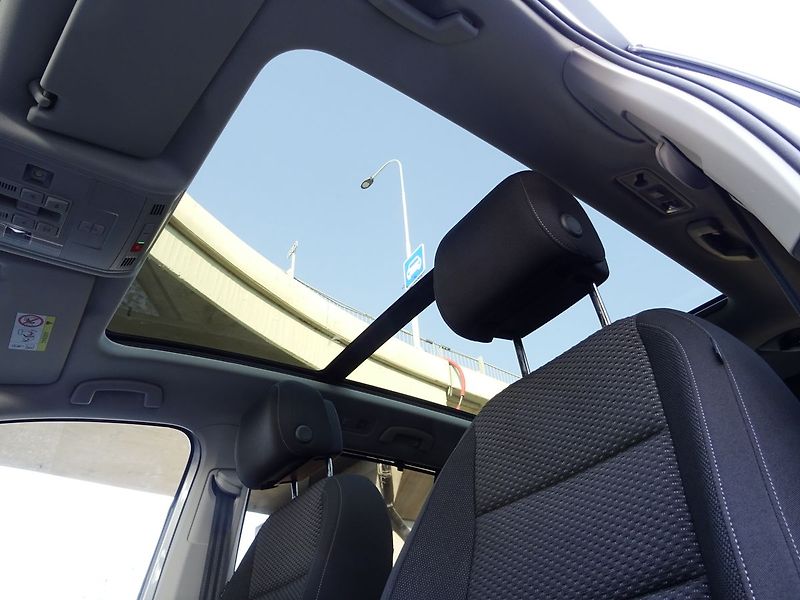 Volkswagen Touran 2.0TDI DSG 7míst Webasto TZ - fotka 35 z 40