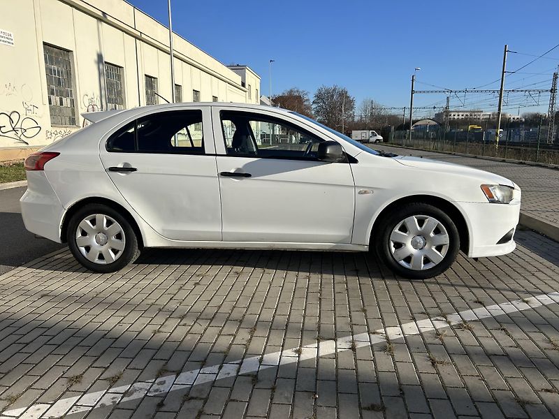 Mitsubishi Lancer 1.6 i MIVEC Sportback - fotka 34 z 39