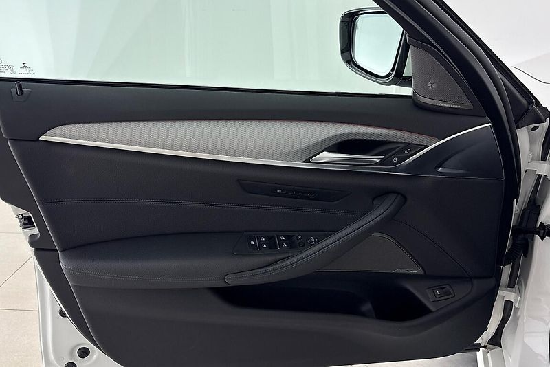 BMW Řada 5 540i xDrive - fotka 15 z 26