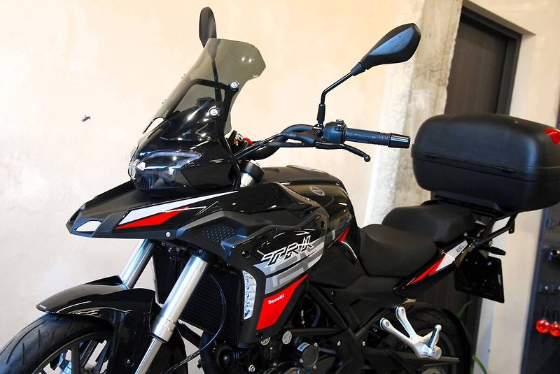 Benelli TRK 251 (2024) pouze 523km, hezký stav, původ - fotka 14 z 20