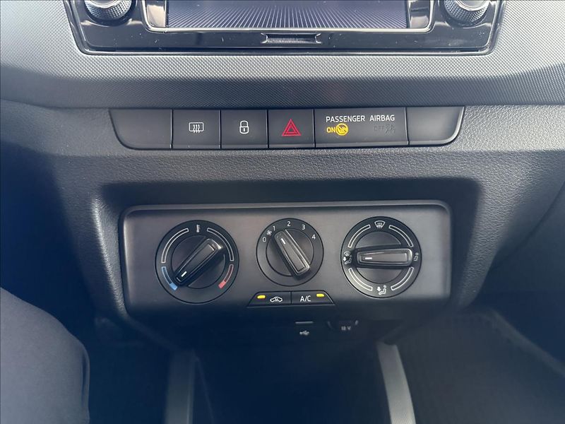Škoda Fabia 1,0   TSI 70kW,SERVISKA - fotka 17 z 23